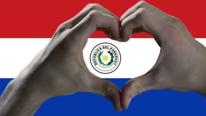 双手在巴拉圭国旗上显示心脏标志。