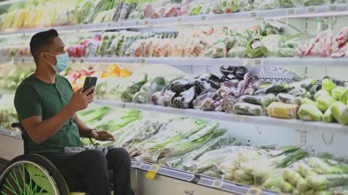 亚洲印度残疾男子周末在超市坐轮椅视频购物