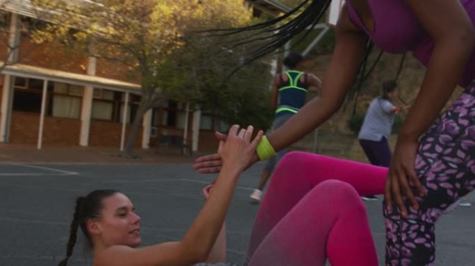 多样化的女子篮球队比赛，互相帮助