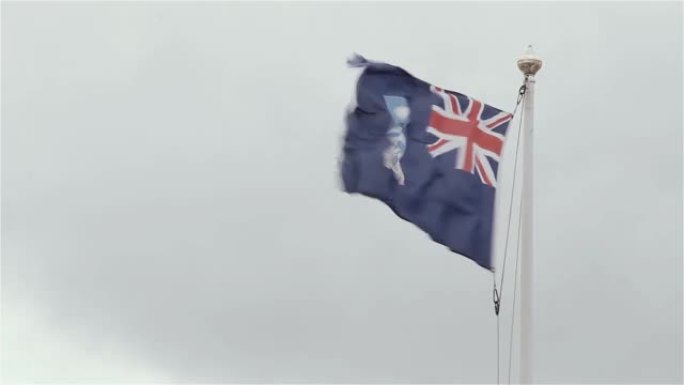在南大西洋福克兰群岛 (马尔维纳斯群岛) 首府斯坦利的大风天，福克兰群岛的国旗。