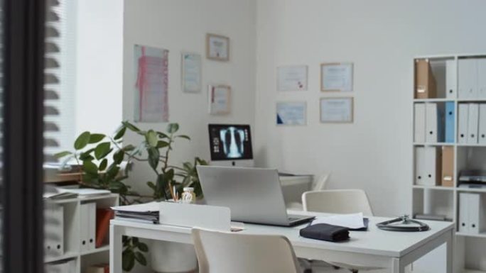 现代Teledoc的工作场所，桌上有笔记本电脑和其他用品