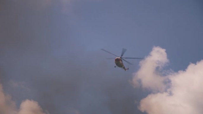消防直升机飞越烟雾