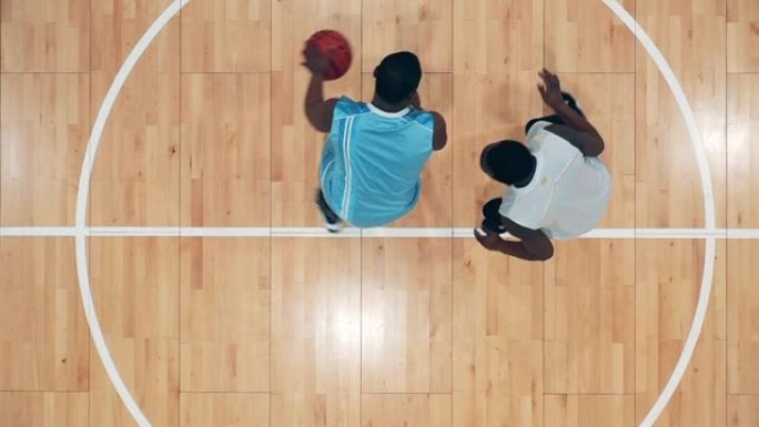 非裔美国篮球运动员在健身房练习的俯视图