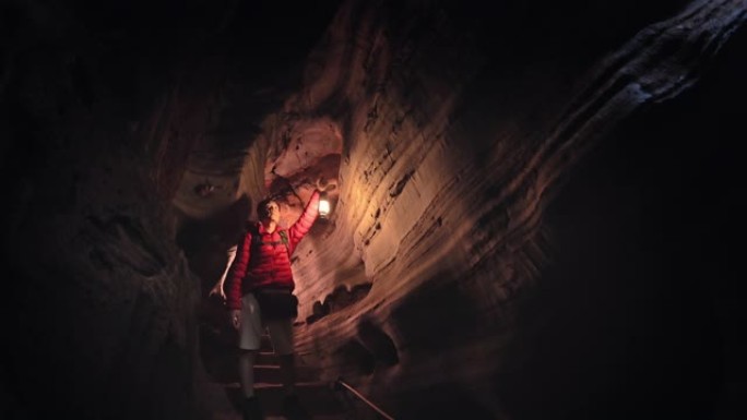 用灯探索洞穴的人冒险家地质学家