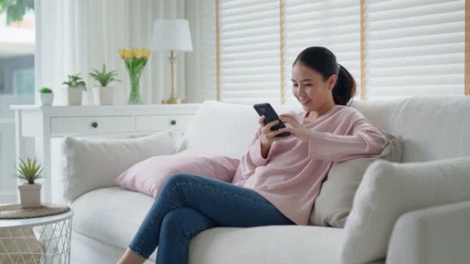 亚洲女人命令命令语音消息ai在家聊天手机。