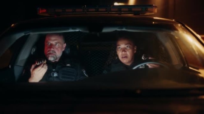 两个警察坐在交通巡逻车里吃甜甜圈。他们被超速的司机打断了。执法人员迅速回应肇事逃逸的醉酒司机嫌疑人，