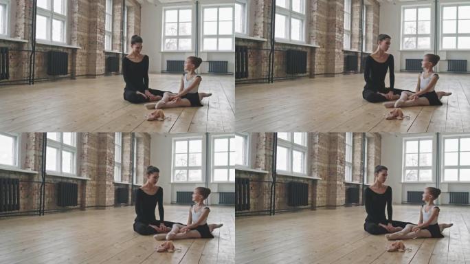 芭蕾舞老师和小女孩训练后休息