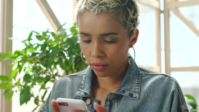 智能手机上的黑人妇女，阅读社交媒体wifi通讯和应用程序消息搜索。5g互联网网络，女孩焦点在线移动联