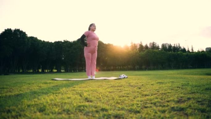 女人在公园里热身公园锻炼身体视频素材