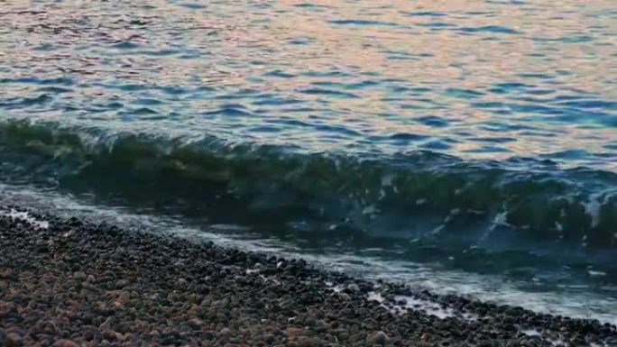日落时分，五颜六色的海浪在岸边