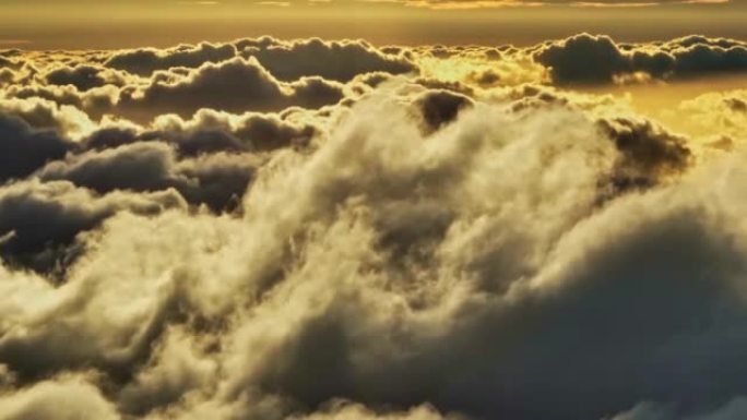 日落时飞越黄云。被夕阳照亮的浓密云层的空中拍摄。UHD远程拍摄，4K