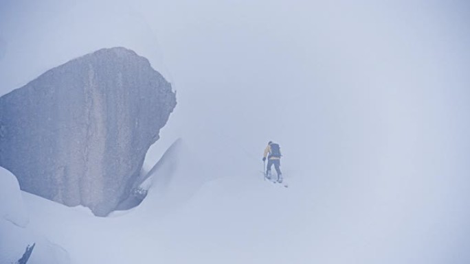 爬上被雪覆盖的山外国人爬雪山登山运动冬季