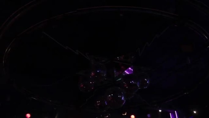 迪斯科舞厅里的镜面迪斯科球和霓虹灯管。
