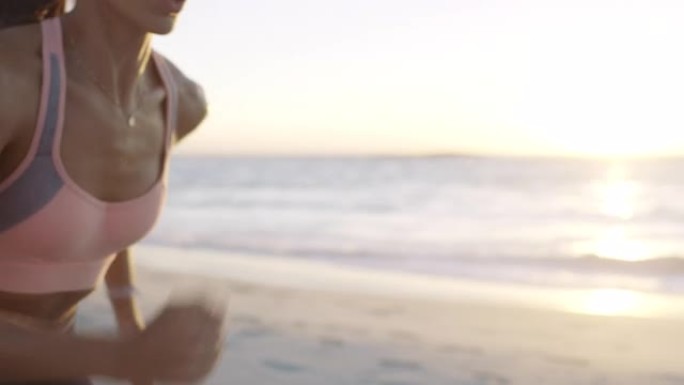 女人，智能手表和在日落海滩上跑步，用于医疗保健，心脏病学锻炼或身体目标训练。在日出自然健身中使用时间