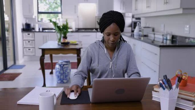年轻的黑人千禧一代非洲女性，专业，自信，学生，家庭办公室，在家工作，笔记本电脑，现代技术，虚拟应用程