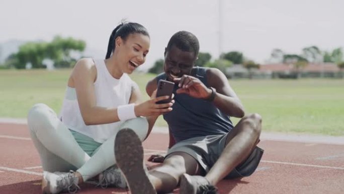 两名年轻的田径运动员坐在一起并使用手机自拍的4k视频片段