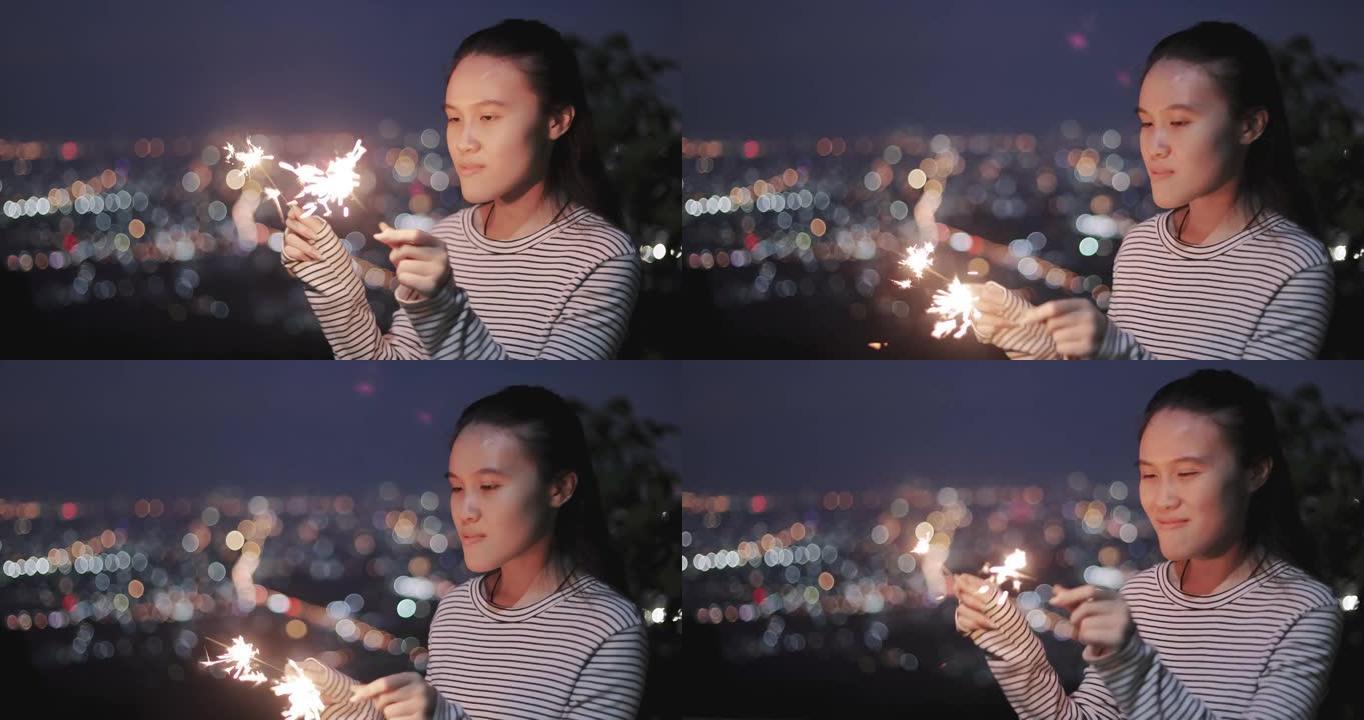 快乐的亚洲女孩玩烟火