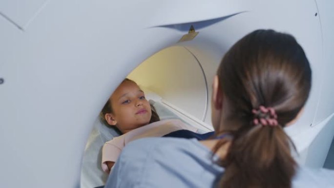 试管中的小女孩进行MRI检查