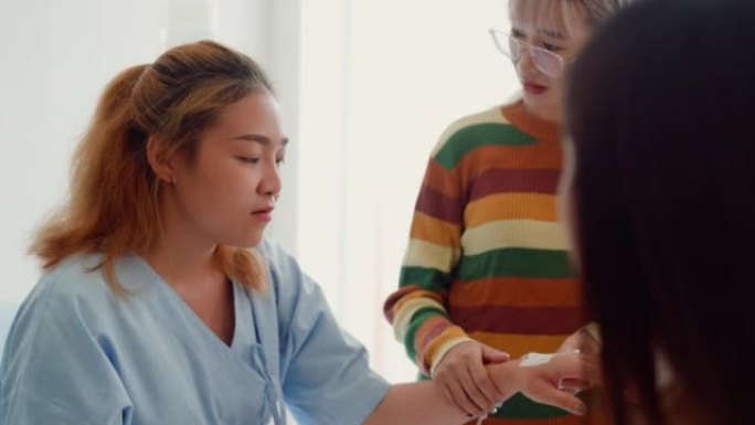 亚洲朋友在医院病房看望她的女病人。