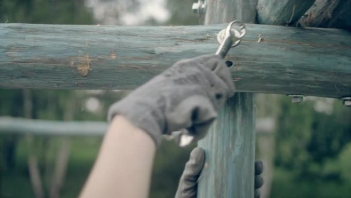 女人建造木制凉棚。花园DIY项目