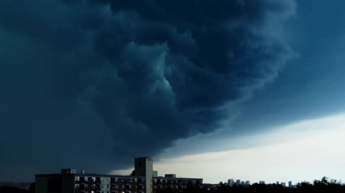 多伦多大积雨云的延时。