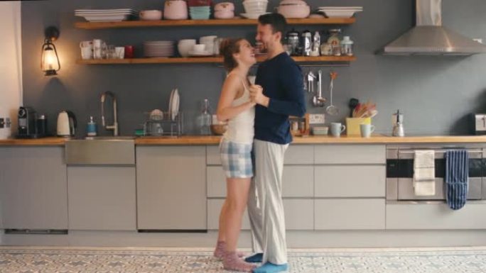 一对年轻夫妇在家一起在厨房跳舞的4k视频片段