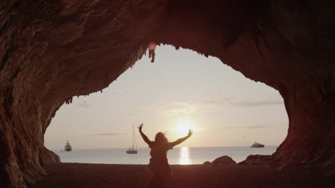 超级SLO MO (时间扭曲) 的一个女人在海滩上跳跃，Cala Luna，撒丁岛。意大利。