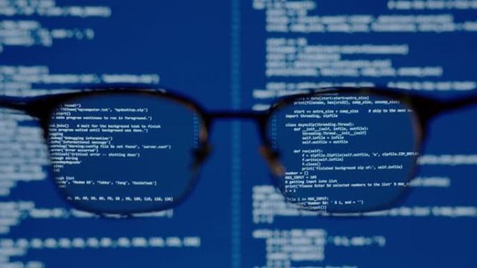 通过眼镜洞察视觉在蓝屏计算机系统上编码数据科学家编程人工智能，用于机器学习操作、建模预测分析、数据工
