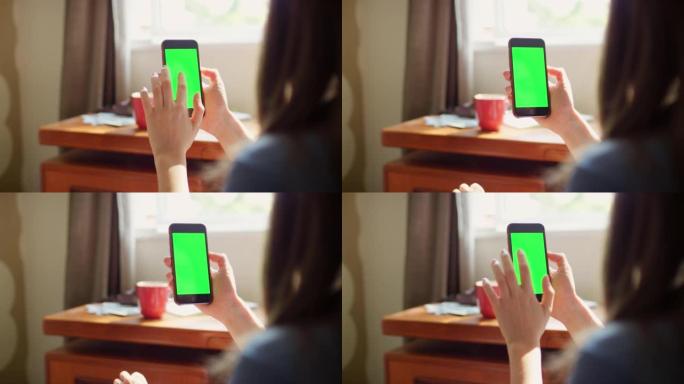 4k视频片段，一名妇女在家中使用智能手机工作