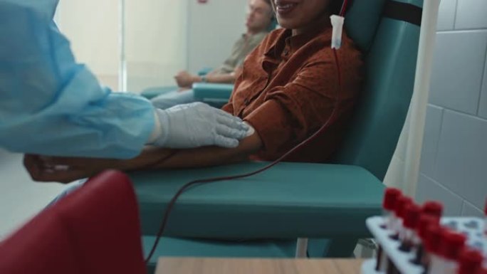 西班牙裔妇女献血救护治疗抽血