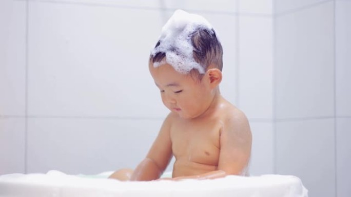 男婴洗澡时玩水婴幼儿小孩在家浴盆