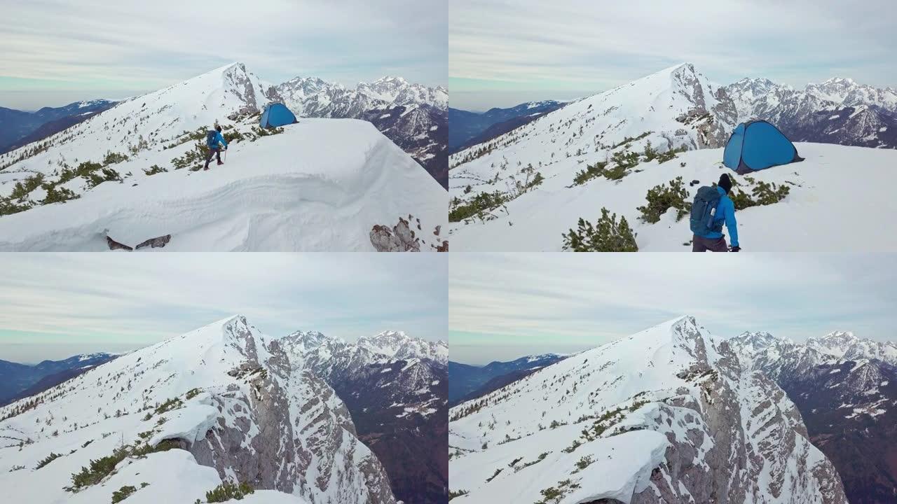 男子用冰斧爬上雪山斜坡