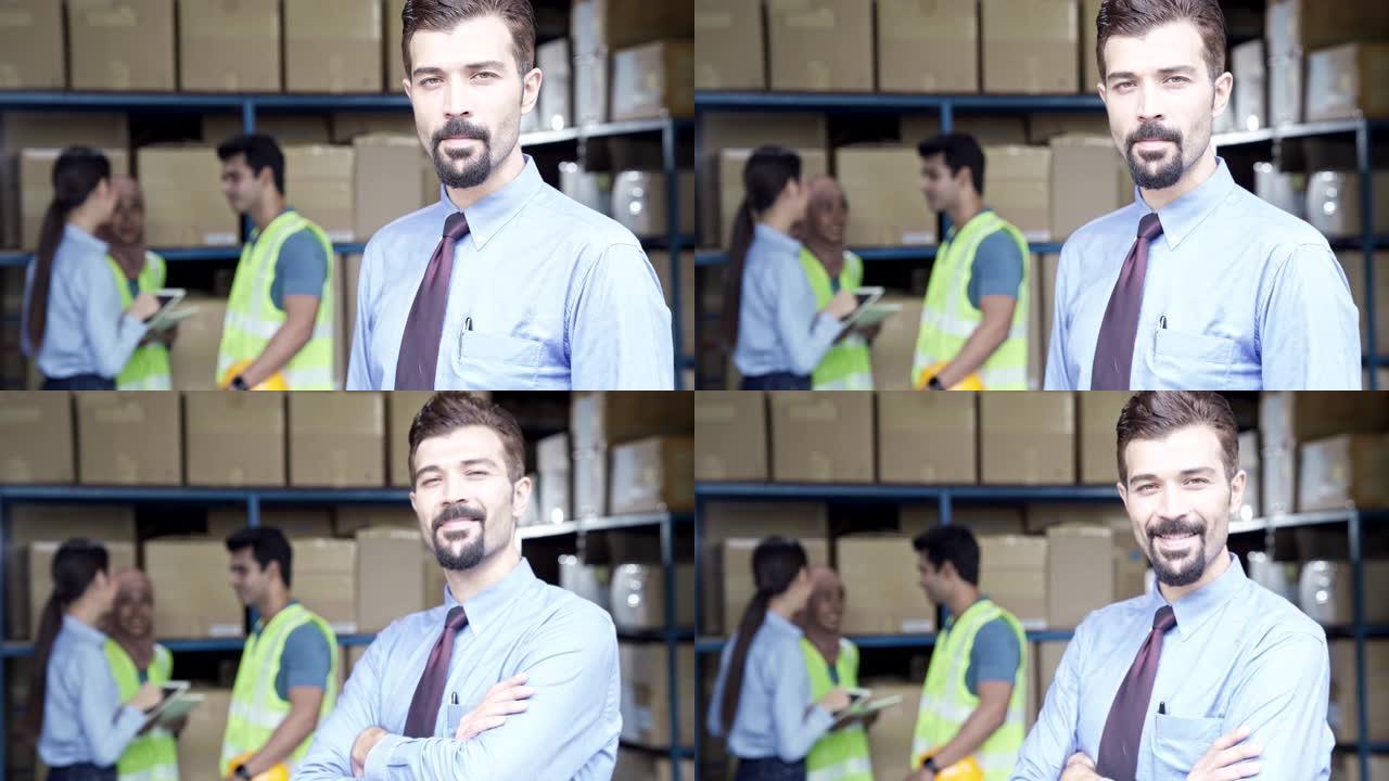 4K UHD多莉缩小镜头: 白人白人仓库老板的肖像与他的工人在仓库配送中心环境中会面背景交叉。业务收