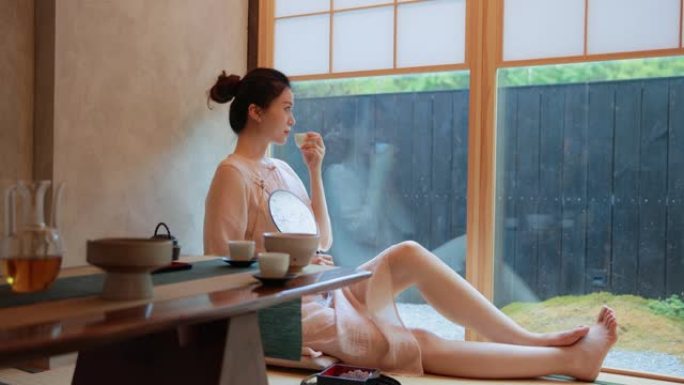 放松的女人喝杯茶休闲悠闲视频素材