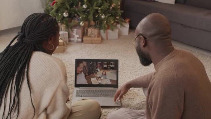 非裔美国人夫妇在圣诞节的视频通话朋友