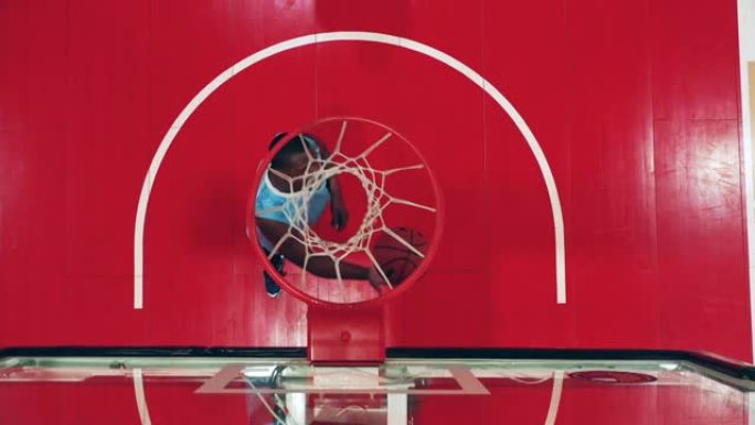 一个球篮被扔进去的俯视图。职业运动员进球。