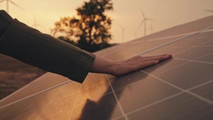 人的手放在能产生能量的太阳能电池板上
