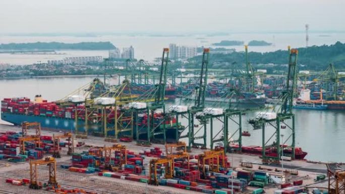 新加坡港口的集装箱船