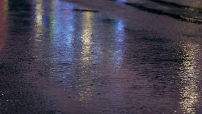 夜雨中的城市街道特写