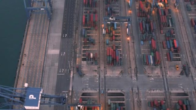 夜间带集装箱船的繁忙工业港口的鸟瞰图