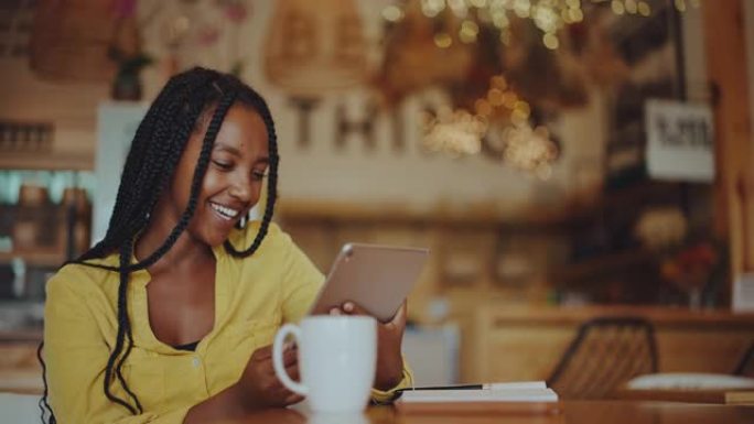 咖啡店的虚拟会议平板咖啡店非洲女性