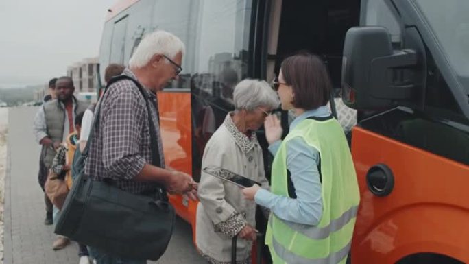 乘客进入公共汽车记录实拍素材