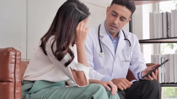 白人男性医生在向她的亚洲年轻女性患者咨询时，牵着她的病人帮助表达同理心，鼓励在医院就诊时进行诊断。男