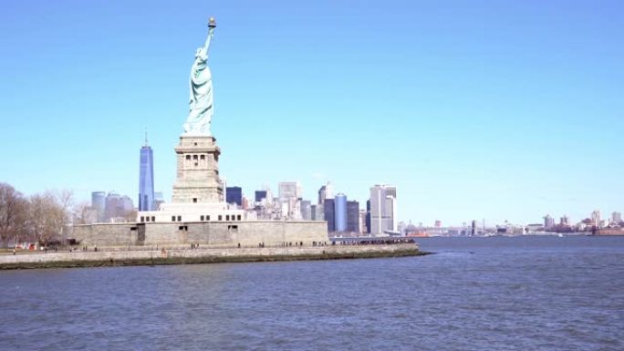 自由女神像-纽约，从自由岛离开的渡轮上拍摄。纽约地标旅游概念。