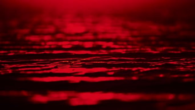碧波荡漾的红色阳光，宁静的湖面