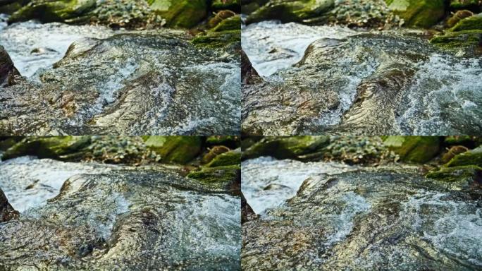 流经苔藓岩石的小溪