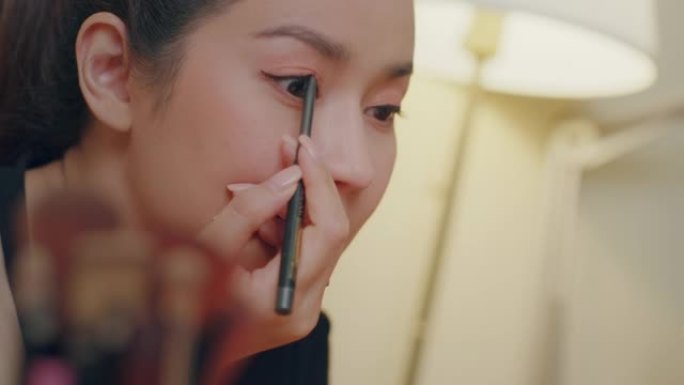 特写: 亚洲女性化妆影响者使用眼线录制化妆技巧教程病毒内容