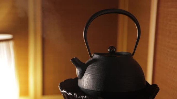 中国茶准备，带蒸汽的茶壶