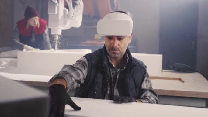 VR护目镜中的工匠与塑料块一起工作