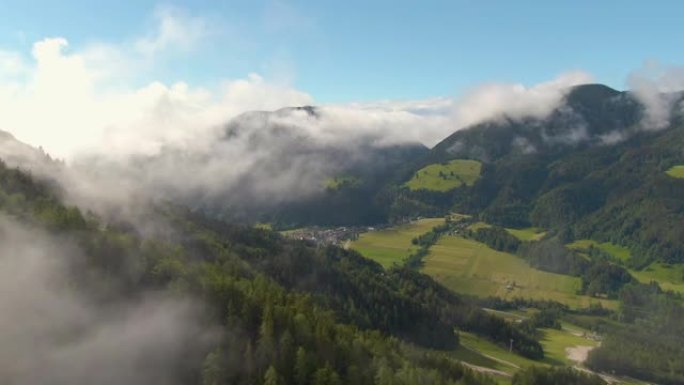 无人机: 被朱利安阿尔卑斯山包围的高山小镇的壮观航拍。